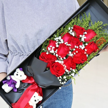 一米阳光-12朵红玫瑰，2枝小熊，搭配黄莺、相思梅点缀，英文报纸、黑色礼品纸包装，高档礼盒精美包装