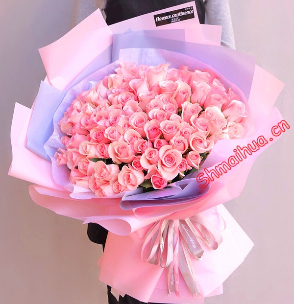 伴你一生-99朵粉玫瑰，白色雪梨纸+浅灰色雾面纸+粉色雾面纸包装，粉色英文丝带+香槟色英文丝带束扎。
